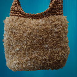 Sac bandoulière en fil polyester glacé et bouclette travaillés au crochet main